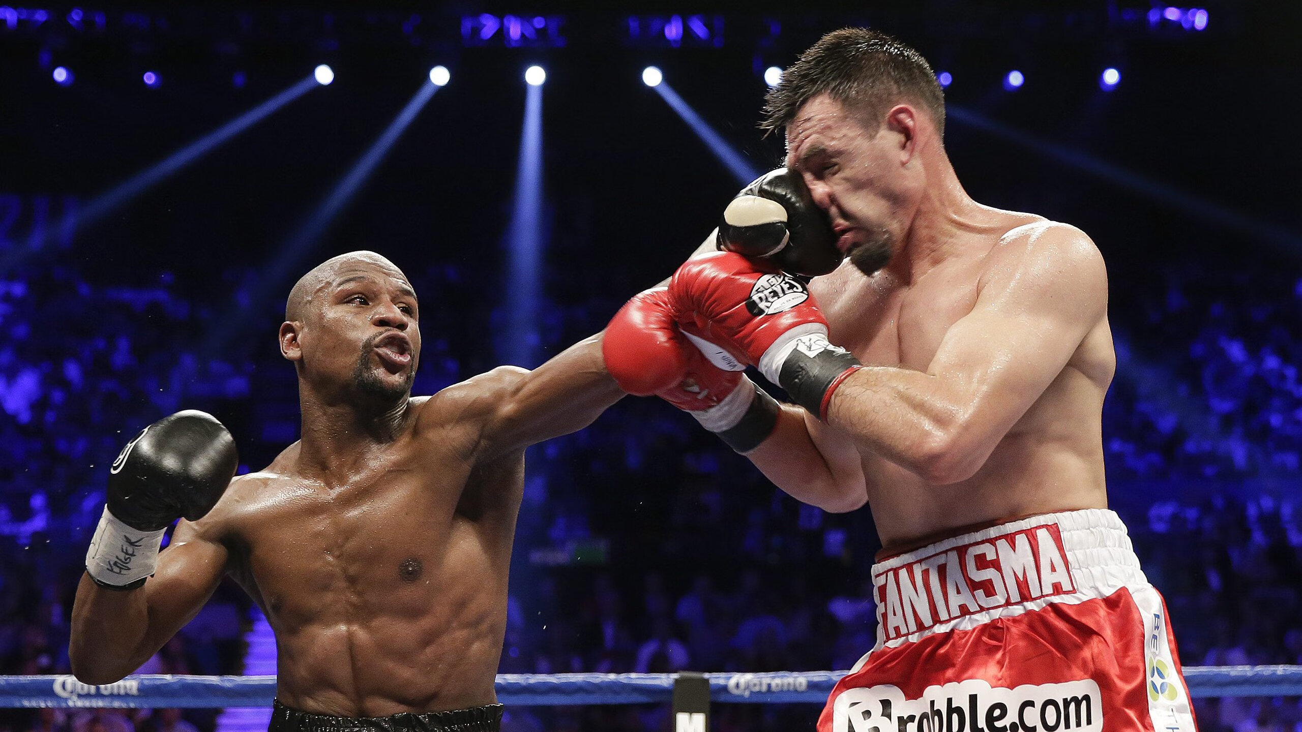 东契奇对决库里控卫之争再起,库里与东契奇拥抱照片